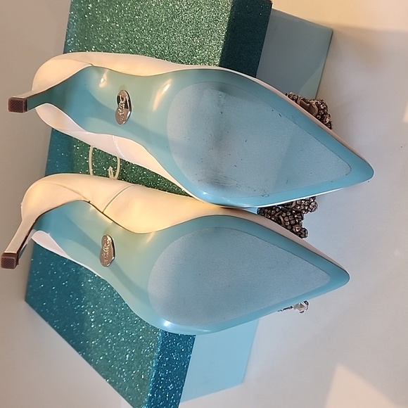 Betsey Johnson "Piper", ivory satin size 6.5 heeled pumps with bling - Picture 5 of 9